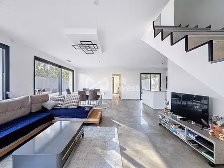 villa moderne avec piscine