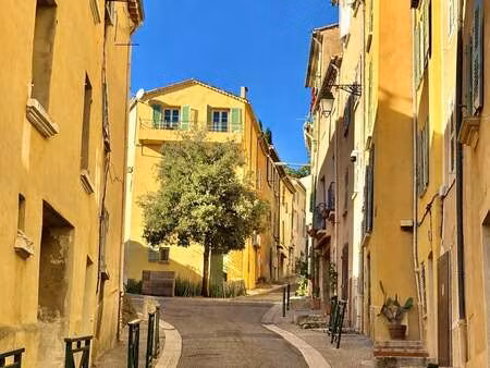 vente immeuble à hyères (83400) : à vendre / 180m² hyères