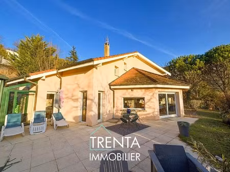 maison d'architecte à vendre de 178 m² sur la commune de la buisse avec piscine