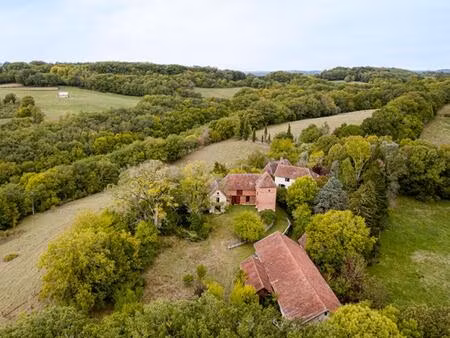 ancien corps de ferme sur 67ha de pré et bois.