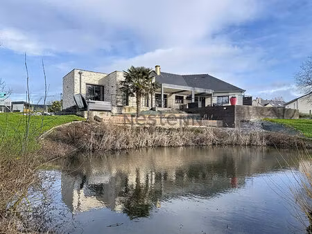 magnifique maison récente de plain pied  avec piscine et grand terrain paysagé  située à s