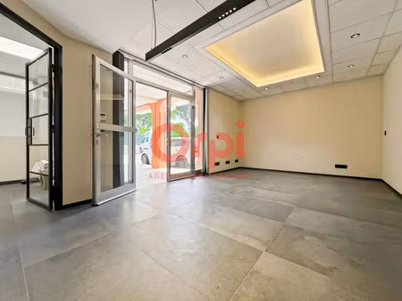 location commerce 69 m² à fréjus (83600)