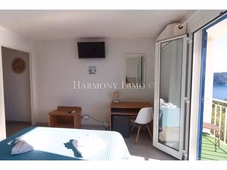 excellent emplacement pour cet hôtel-restaurant avec vue mer imprenable.