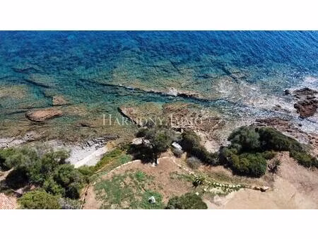 propriété. pied dans l'eau  piscine