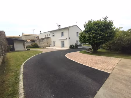 prahecq bourg - maison 6 chambres avec dépendance