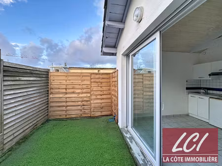 studio individuel avec parking et terrasse.