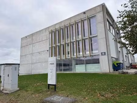 entrepôt avec bureaux/atelier – porte sectionnelle 4 20 m