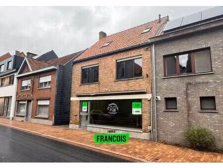 immeuble commercial mitoyen avec de nombreuses possibilités…