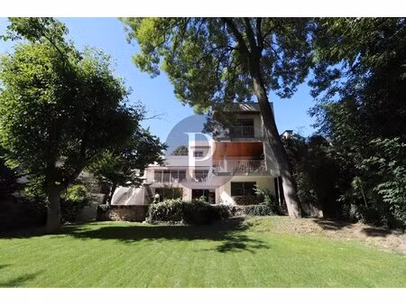 maison avec jardin et terrasses