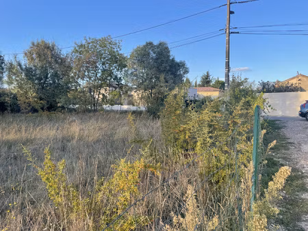 terrain de 692 m2  viabilisé constructible  à saint-martin-