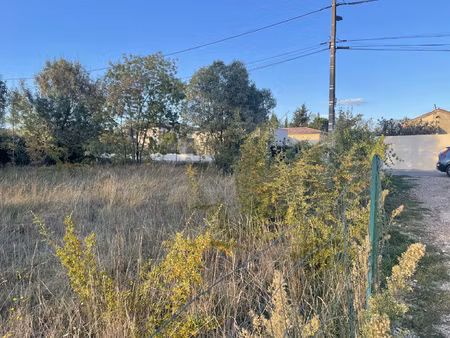 terrain de 692 m2  viabilisé constructible  à saint-martin-