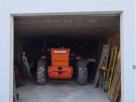 location garage 9.60/5.70 m soit 55m2 porte d’accès. 3/2.67m de hauteur