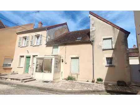 maison aux beaux volumes  3 chambres  garage double  cour fermée