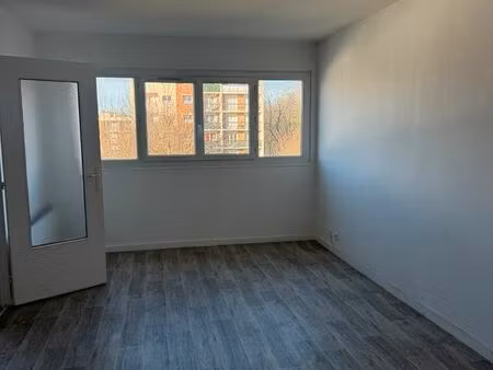 studio à louer - centre de maurepas (avec parking & cave)