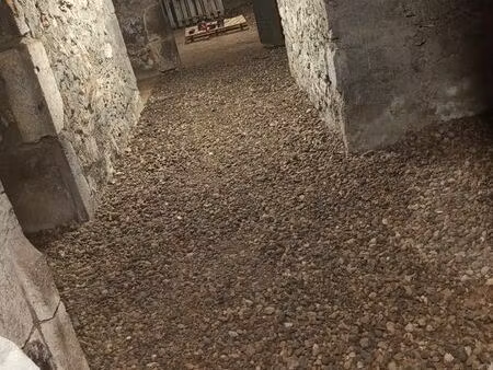 cave (r-2) 100m2 a louer