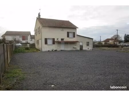 local à usage professionnel avec garages et terrain empierré - za des quatre chemins (auri