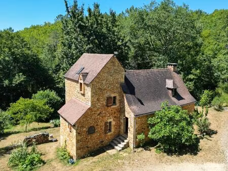 entre sarlat et gourdon  situation isolée et calme assuré pour cette maison en pierre sur.