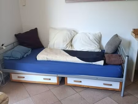 très grand studio meublé style loft dans villa