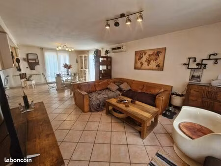 maison avec bois de pins et chênes