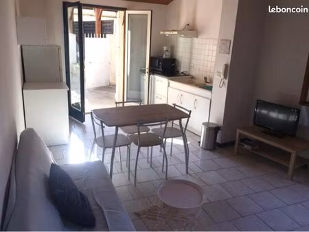 maison t2 meublée avec climatisation cour et local individuel