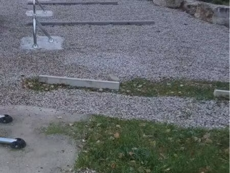 place de parking extérieur privé à saint-maurice-de-gourdans 01800 port-galland