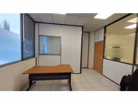 location locaux professionnels 4 pièces 43.27 m² à annecy (74000)  736 €