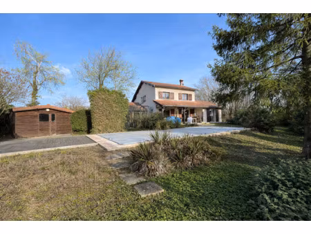 spacieuse maison familiale avec piscine sur st genis les oll