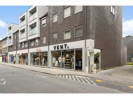 commercieel gelijkvloers in winkelhart van aartselaar – met stabiele huurder