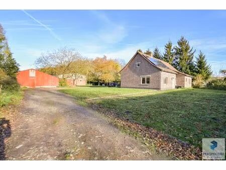 landelijke woning met een magazijn  schuur en weide op 10 224m²