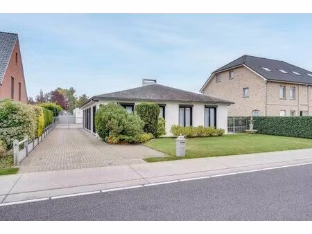 karaktervol landhuis op 13a62ca  met polyvalente (bedrijfs)hal