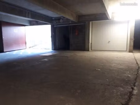 box fermé sécurisé 16m2 - route de la jonelière