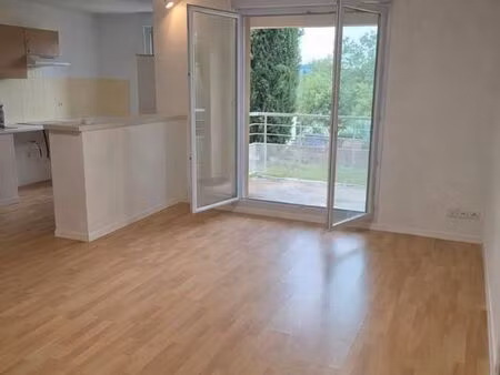 t2 meublé avec terrasse et parking