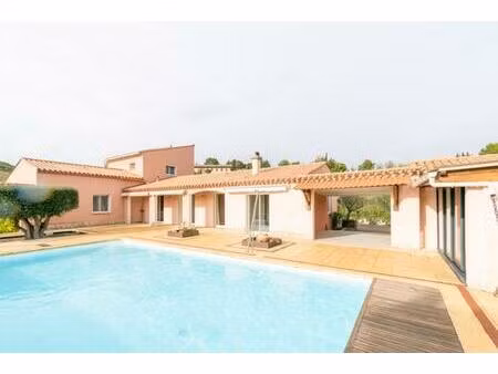 villa avec piscine et vue dégagée