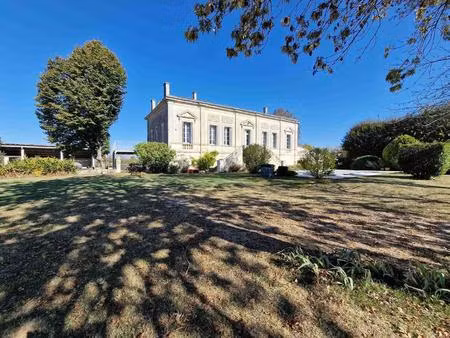 batisse en pierre de style directoire avec vignes et piscine
