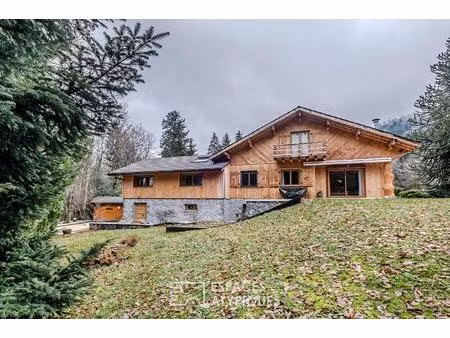 chalet contemporain esprit 'trappeur chic' et son parc boisé