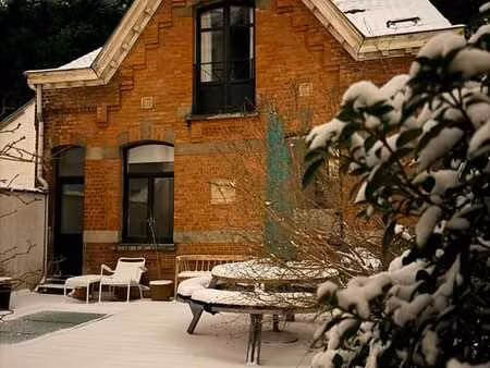 maison à côté de la place du châtelain :-)