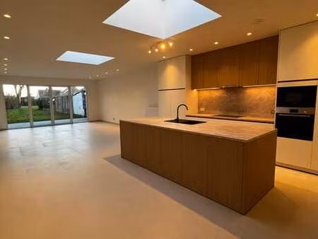 maison récemment rénovée avec jardin