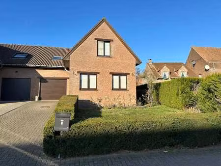 maison 3 façades dans quartier résidentiel