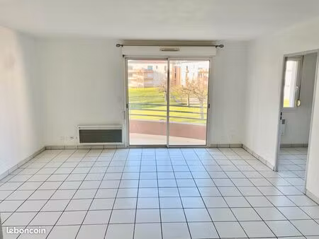 appartement t3 de 63m² avec balcon - vue dégagée et parking