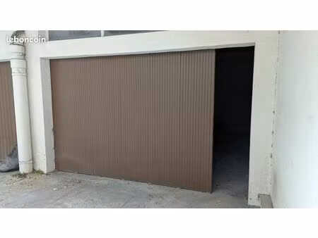 grand box fermé 23 m2 toulon centre proche place d'armes