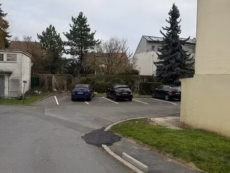parking location chelles