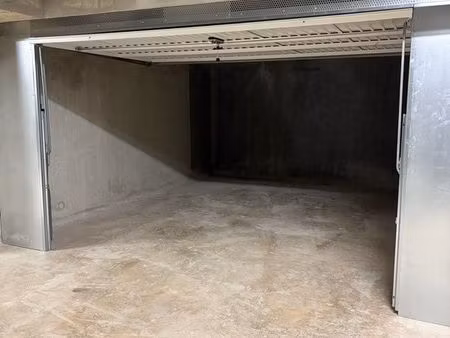 loue box fermée  sécurisé 21 m²