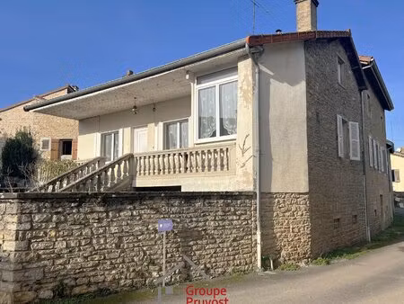 maison en pierres avec jardin