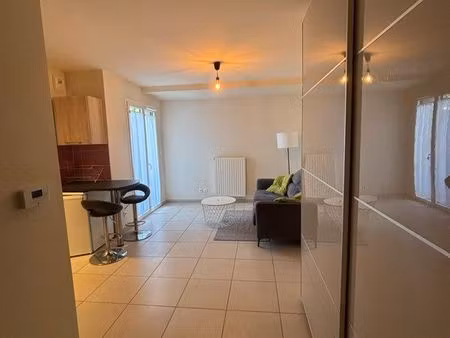 vends très beau studio meublé