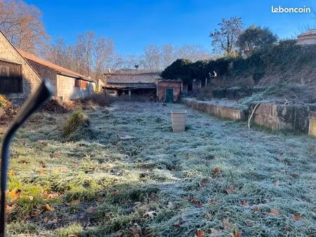 terrain constructible à cucuron  600 m2 dans le village