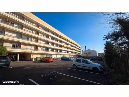 place de parking roustaing talence■accès au parking avec bip.■arceau de parking