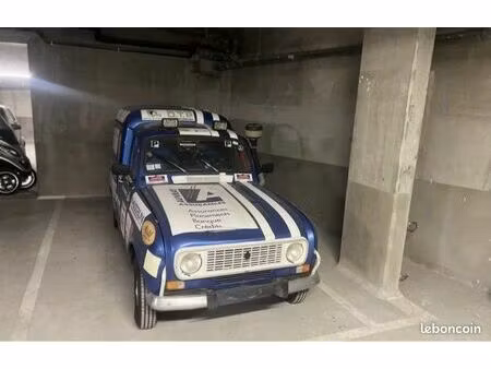 grande place de parking sécurisé