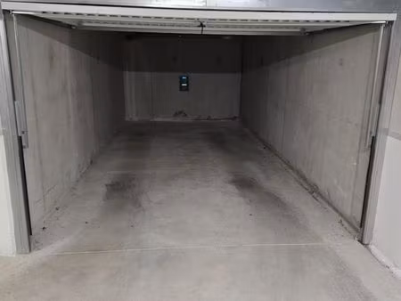 loue grand parking box louvres