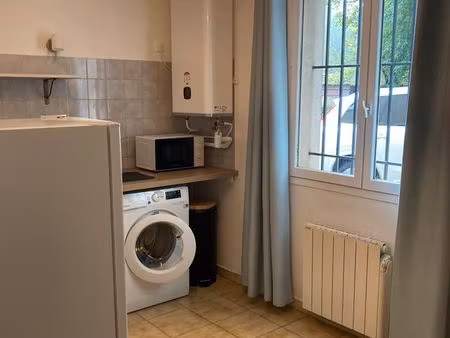 loue studio meublé très bon état