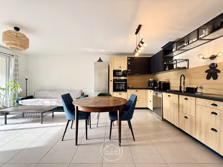 marseille 13005 : appartement type 3 avec terrasse de 21 m2